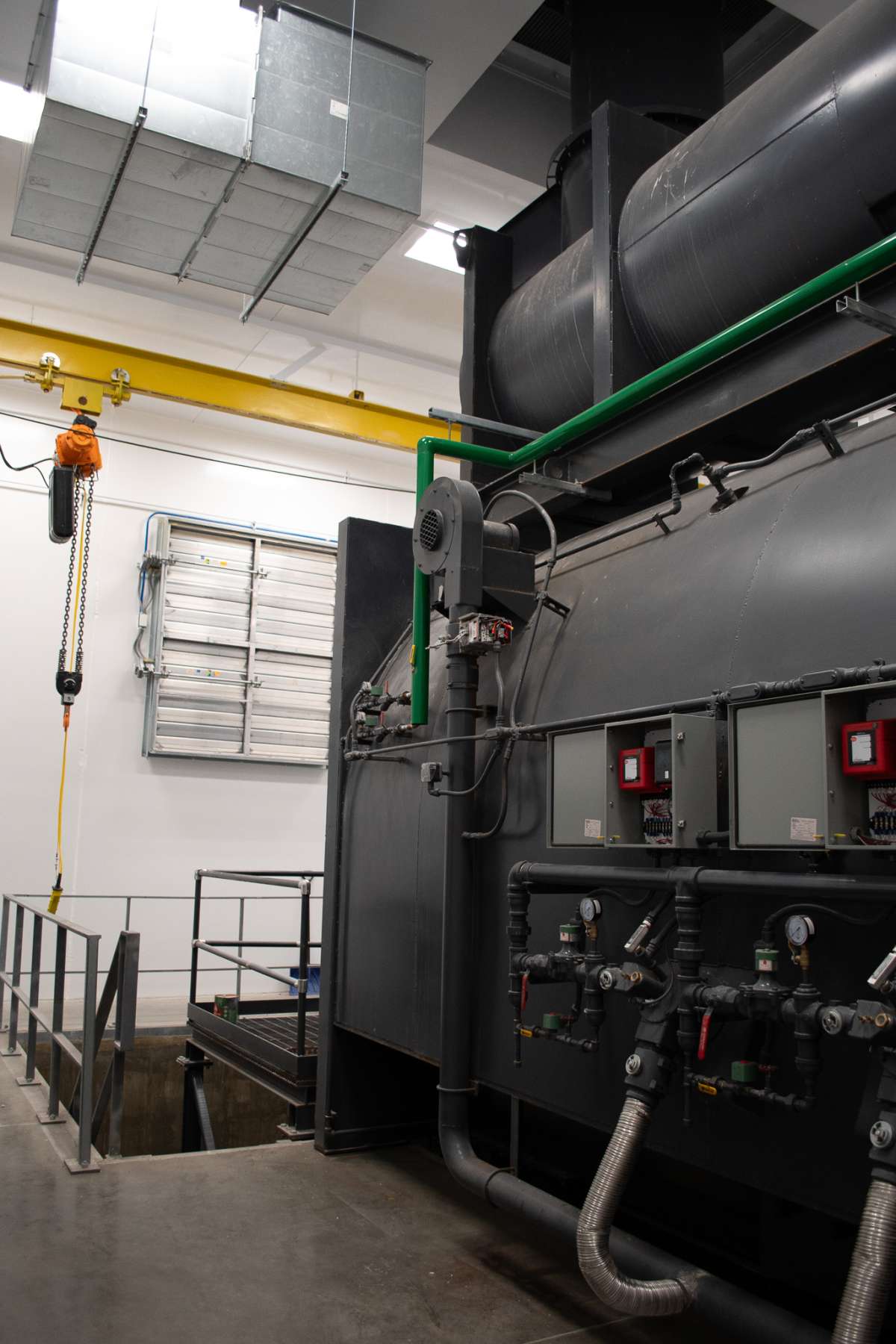 Photo of the waste removal bay beneath the VDL incinerator's burning chamber.